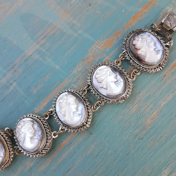 Vintage Jewelry - Cameo Bracelet Vintage Carved Shell Silver MOP